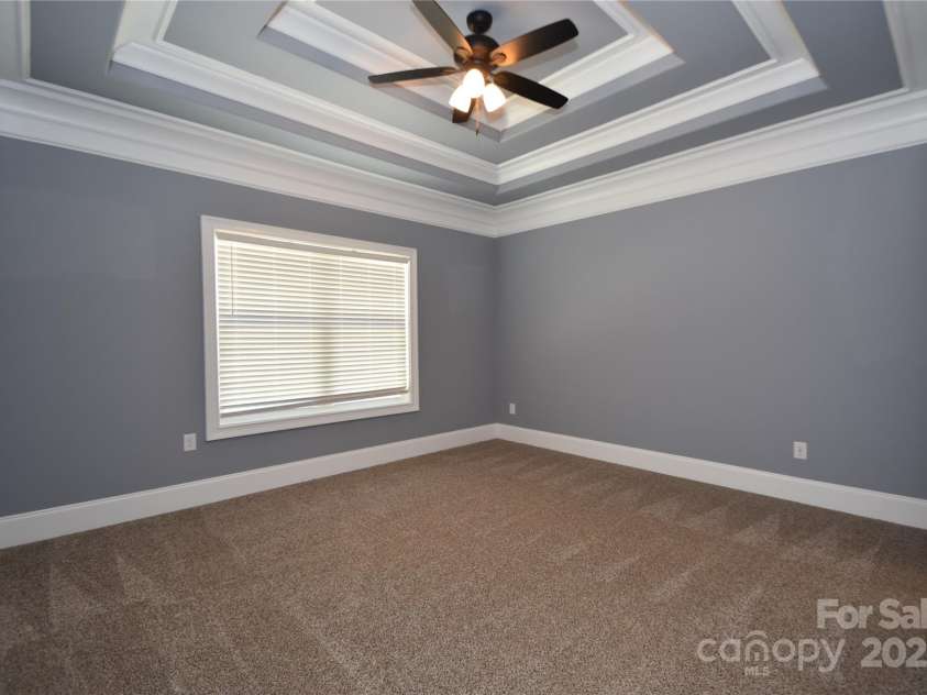 6519 Pargo Road, Charlotte, NC 28216.  MLS# CAR4246671, YatesRealty ID 16937. Primary Bedroom on Main. Carpet. Blinds. Coffered ceiling.