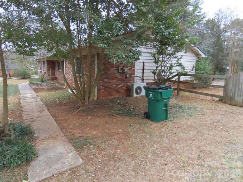 7636 Michael Drive, Charlotte, NC 28215.  MLS# CAR4341071, YatesRealty ID 1694. 