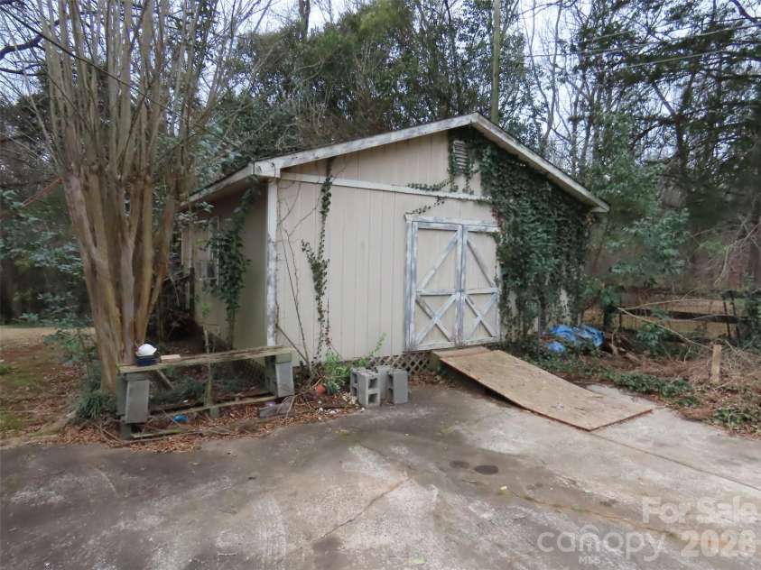 7636 Michael Drive, Charlotte, NC 28215.  MLS# CAR4341071, YatesRealty ID 1694. 