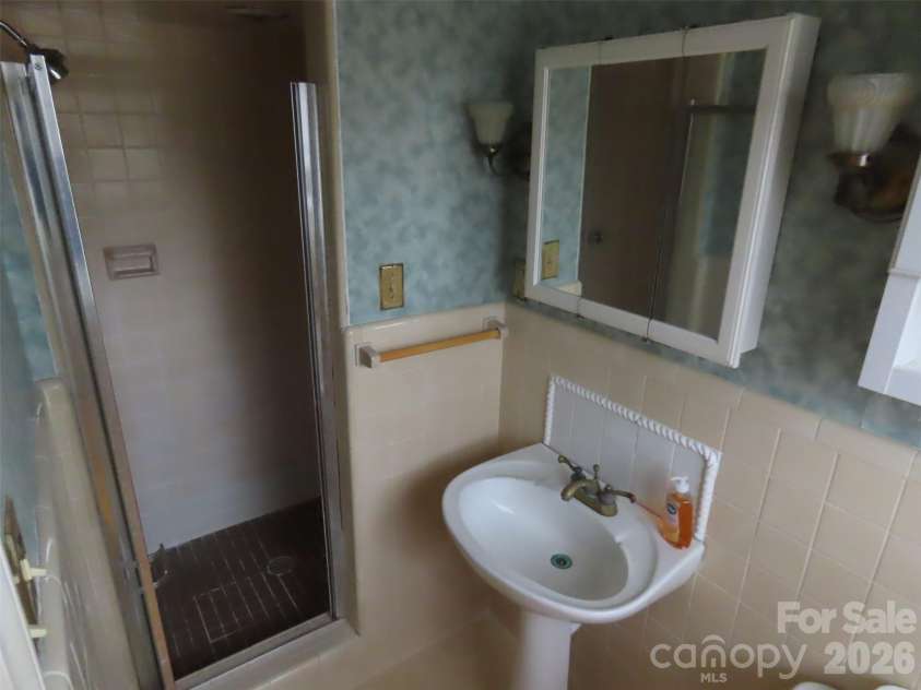 7636 Michael Drive, Charlotte, NC 28215.  MLS# CAR4341071, YatesRealty ID 1694. 