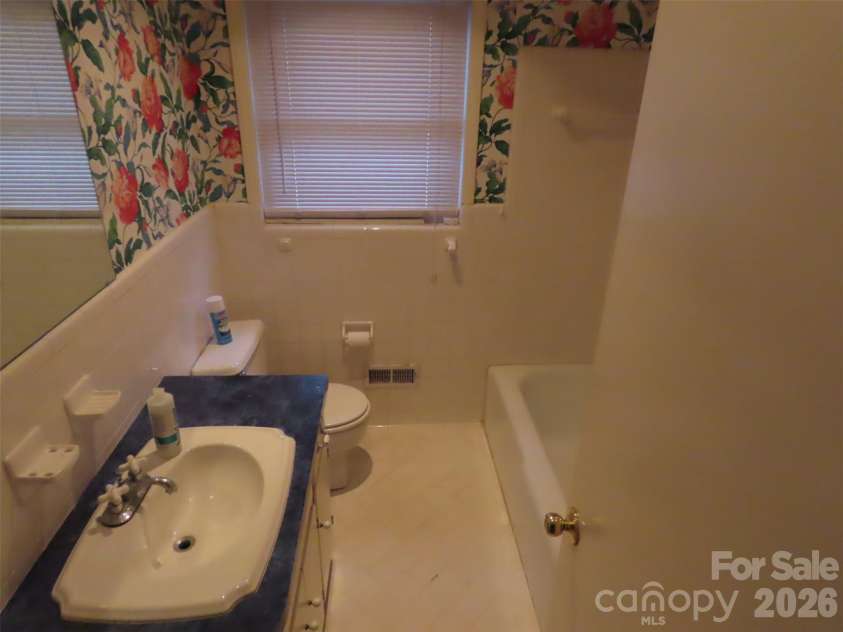 7636 Michael Drive, Charlotte, NC 28215.  MLS# CAR4341071, YatesRealty ID 1694. 