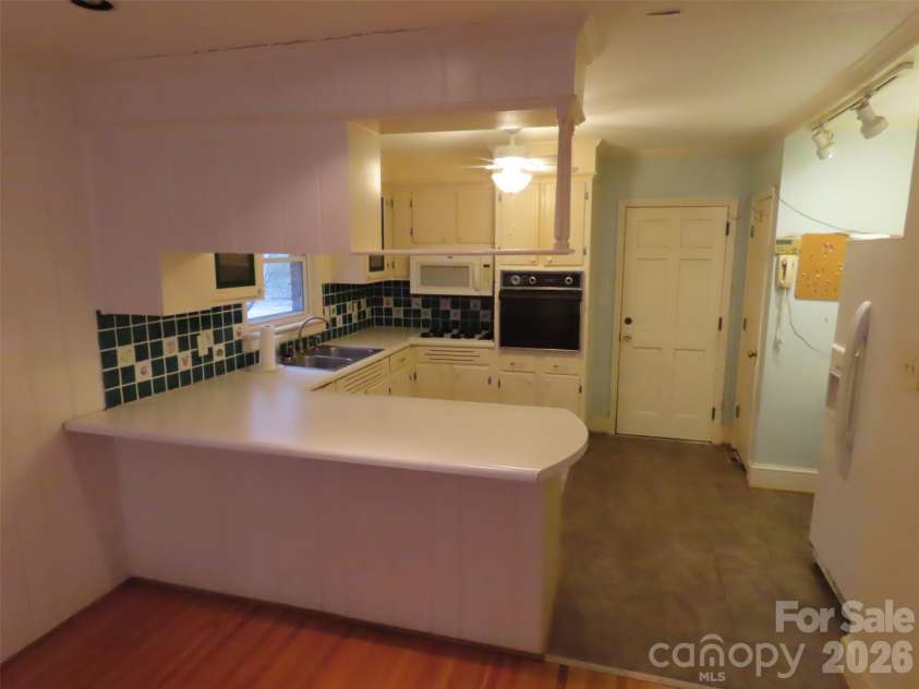 7636 Michael Drive, Charlotte, NC 28215.  MLS# CAR4341071, YatesRealty ID 1694. 