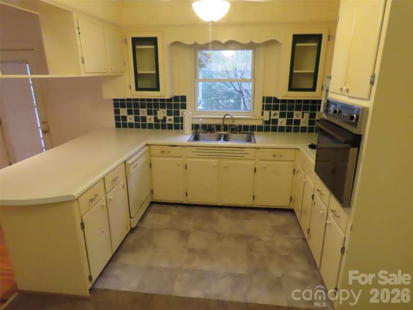 7636 Michael Drive, Charlotte, NC 28215.  MLS# CAR4341071, YatesRealty ID 1694. 