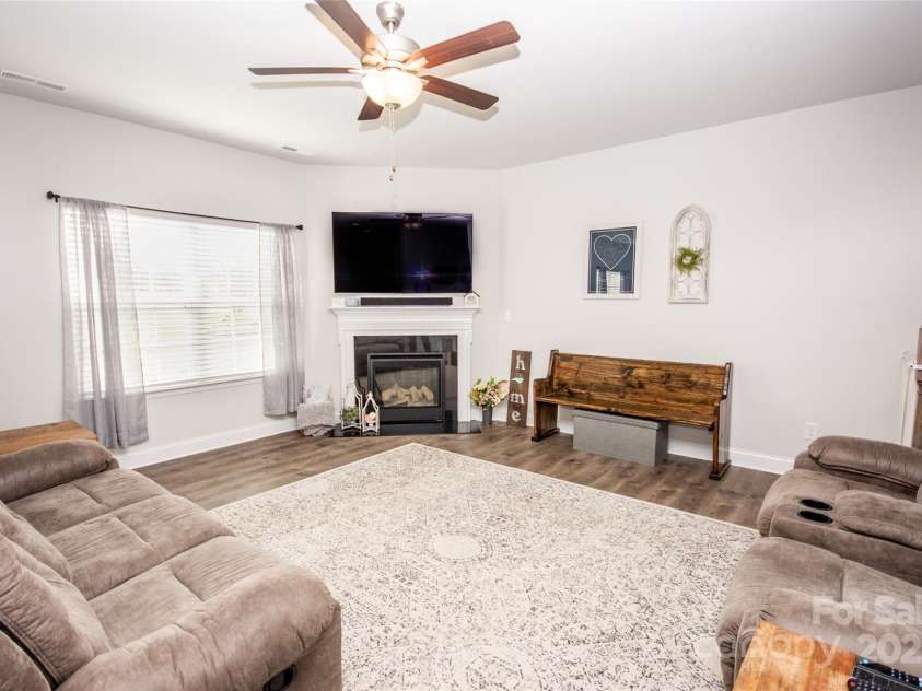 137 Tenth Green Court, Statesville, NC 28677.  MLS# CAR4289803, YatesRealty ID 16940. 