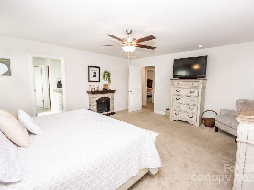 137 Tenth Green Court, Statesville, NC 28677.  MLS# CAR4289803, YatesRealty ID 16940. 