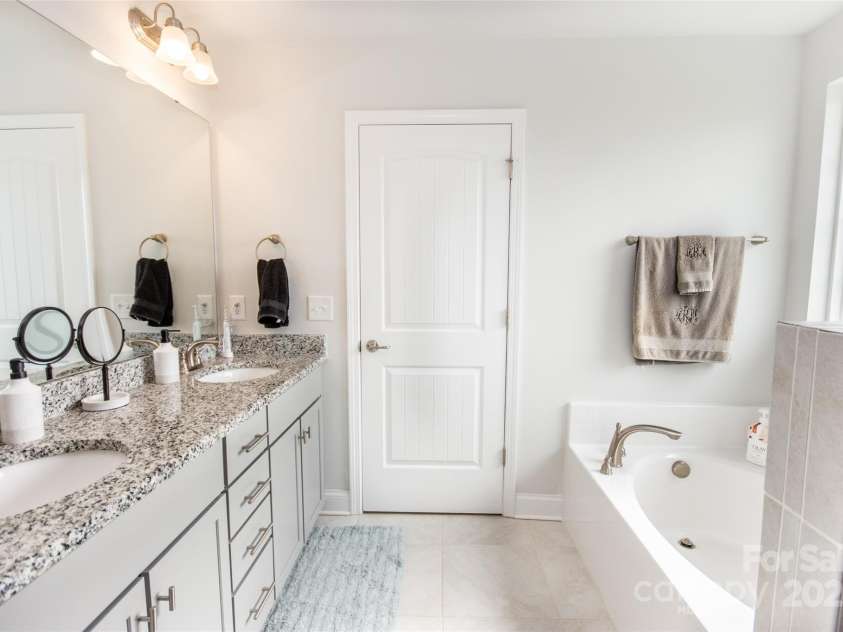 137 Tenth Green Court, Statesville, NC 28677.  MLS# CAR4289803, YatesRealty ID 16940. 