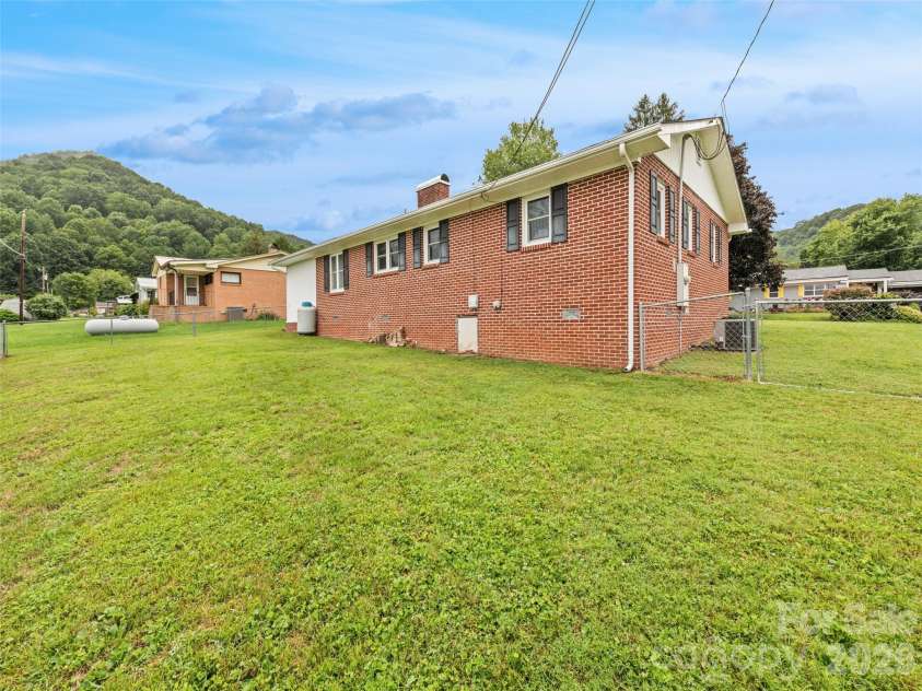241 Grandview Circle, Waynesville, NC 28786.  MLS# CAR4375029, YatesRealty ID 16942. 