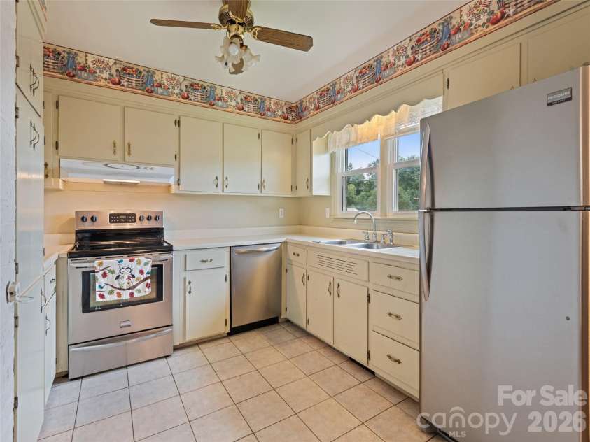 241 Grandview Circle, Waynesville, NC 28786.  MLS# CAR4375029, YatesRealty ID 16942. 