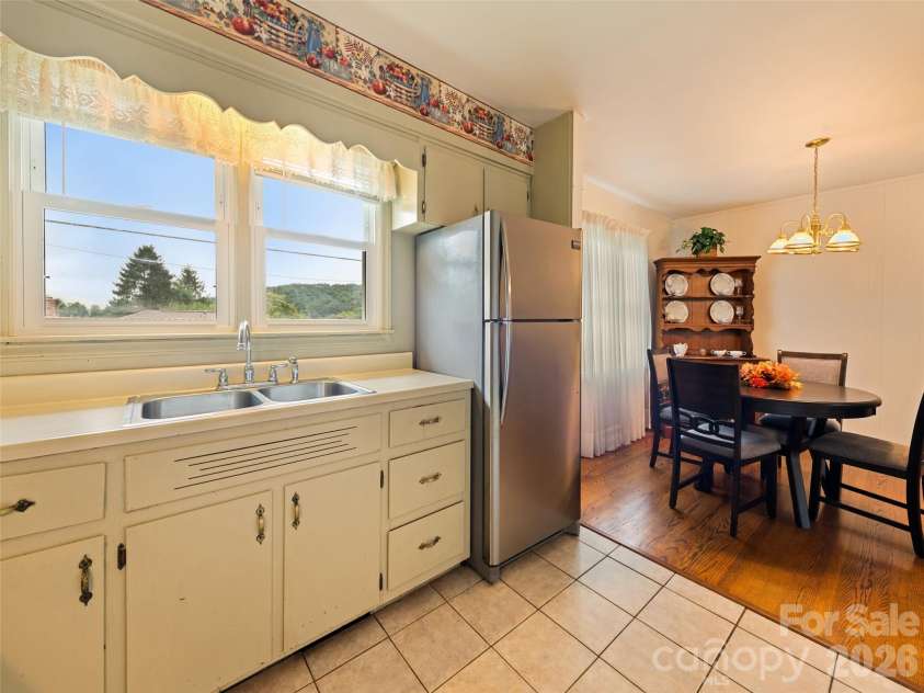 241 Grandview Circle, Waynesville, NC 28786.  MLS# CAR4375029, YatesRealty ID 16942. 