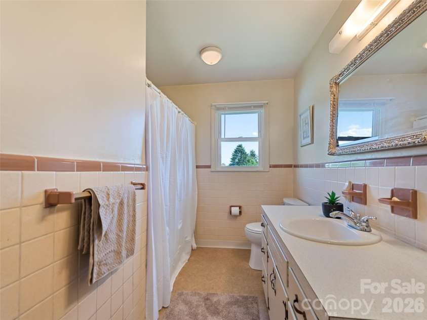 241 Grandview Circle, Waynesville, NC 28786.  MLS# CAR4375029, YatesRealty ID 16942. 