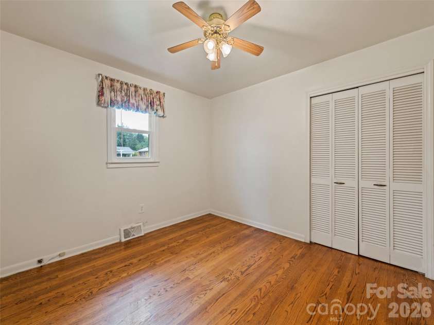 241 Grandview Circle, Waynesville, NC 28786.  MLS# CAR4375029, YatesRealty ID 16942. 
