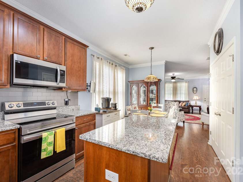 411 Summergate Drive, Winston Salem, NC 27103.  MLS# CAR4264420, YatesRealty ID 16942. 