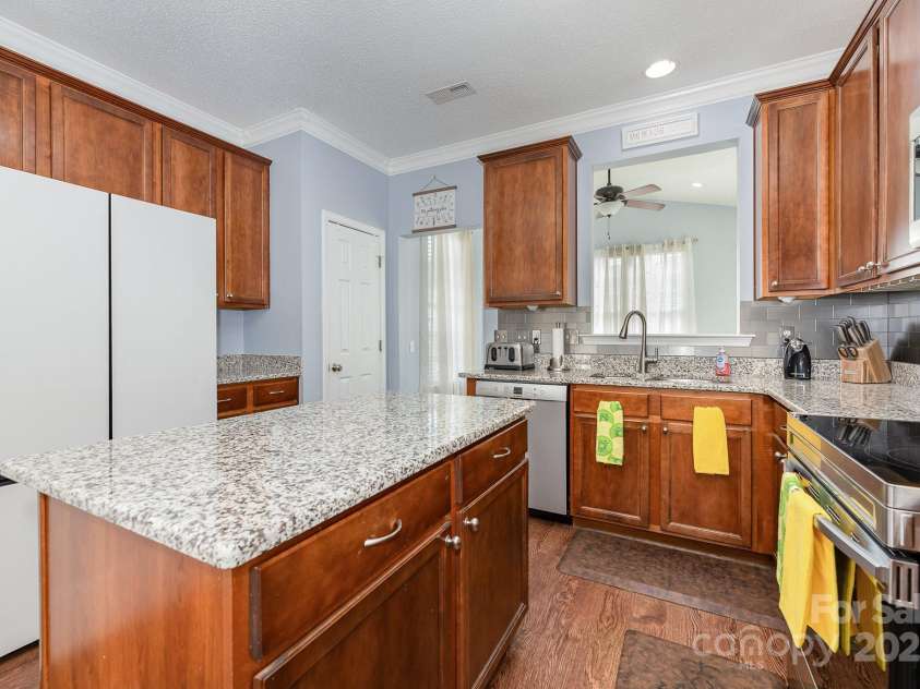 411 Summergate Drive, Winston Salem, NC 27103.  MLS# CAR4264420, YatesRealty ID 16942. Beautifully remodeled Kitchen- with bright granite countertops, new high end appliances, and fixtures.
