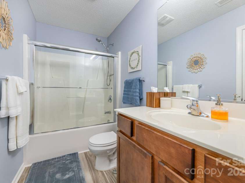 411 Summergate Drive, Winston Salem, NC 27103.  MLS# CAR4264420, YatesRealty ID 16942. Upstairs- Full bath, upgraded sliding glass shower doors.