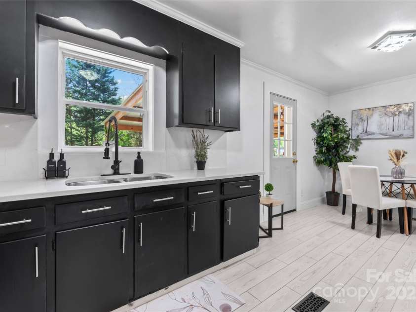 2401 Woodleaf Drive, Gastonia, NC 28052.  MLS# CAR4257882, YatesRealty ID 16943. Kitchen