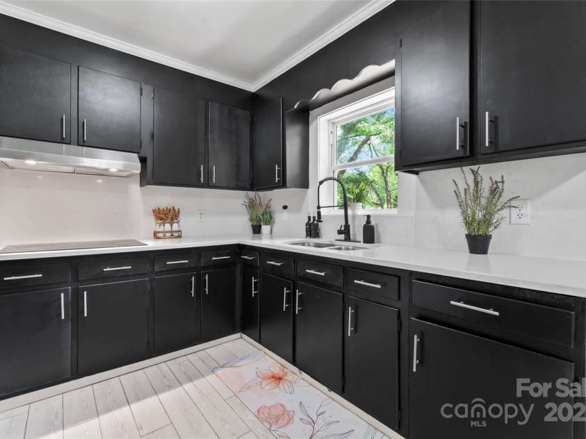 2401 Woodleaf Drive, Gastonia, NC 28052.  MLS# CAR4257882, YatesRealty ID 16943. Kitchen