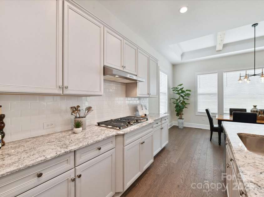 873 Penny Royal Avenue, Fort Mill, SC 29715.  MLS# CAR4234425, YatesRealty ID 16944. Gas Range with Vent