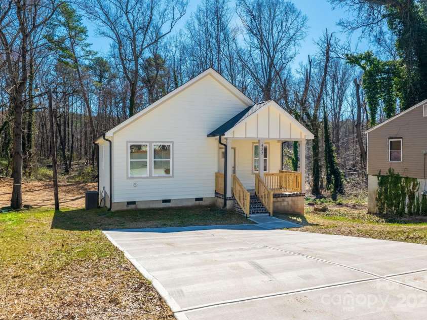 427 Queens Court, Gastonia, NC 28052.  MLS# CAR4228766, YatesRealty ID 1695. 