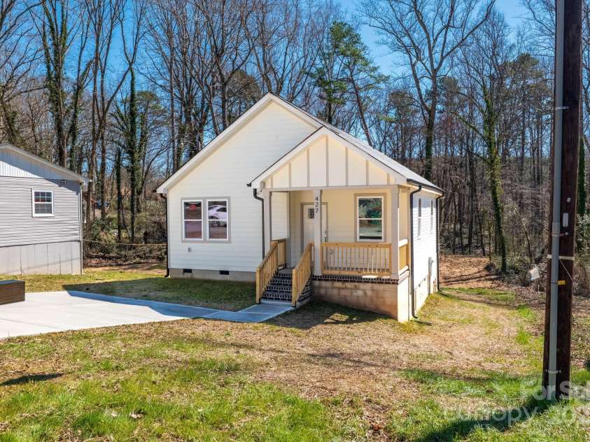 427 Queens Court, Gastonia, NC 28052.  MLS# CAR4228766, YatesRealty ID 1695. 