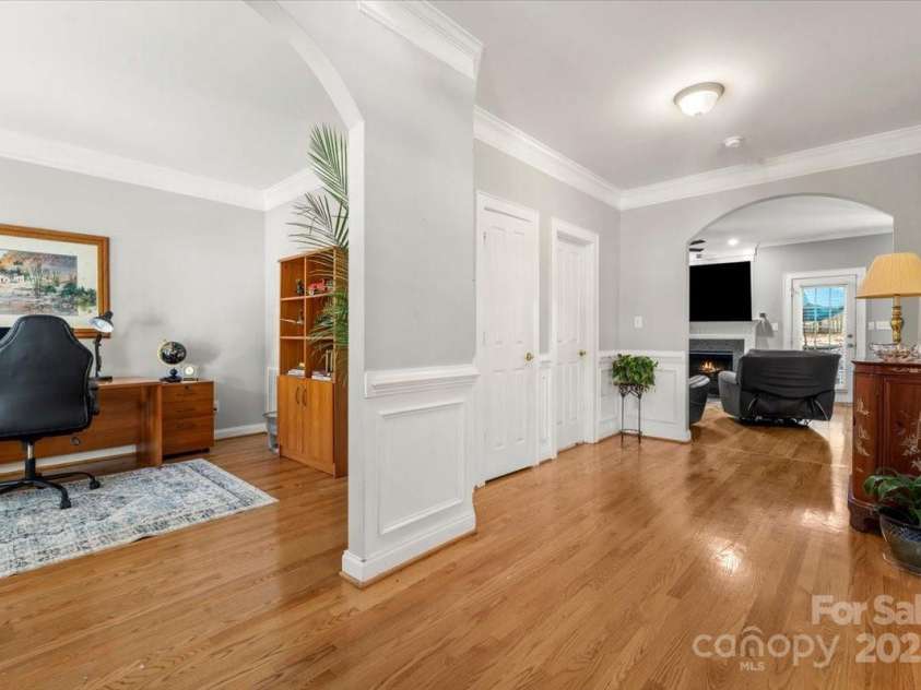 11232 Tradition View Drive, Charlotte, NC 28269.  MLS# CAR4310240, YatesRealty ID 16951. Entry way
