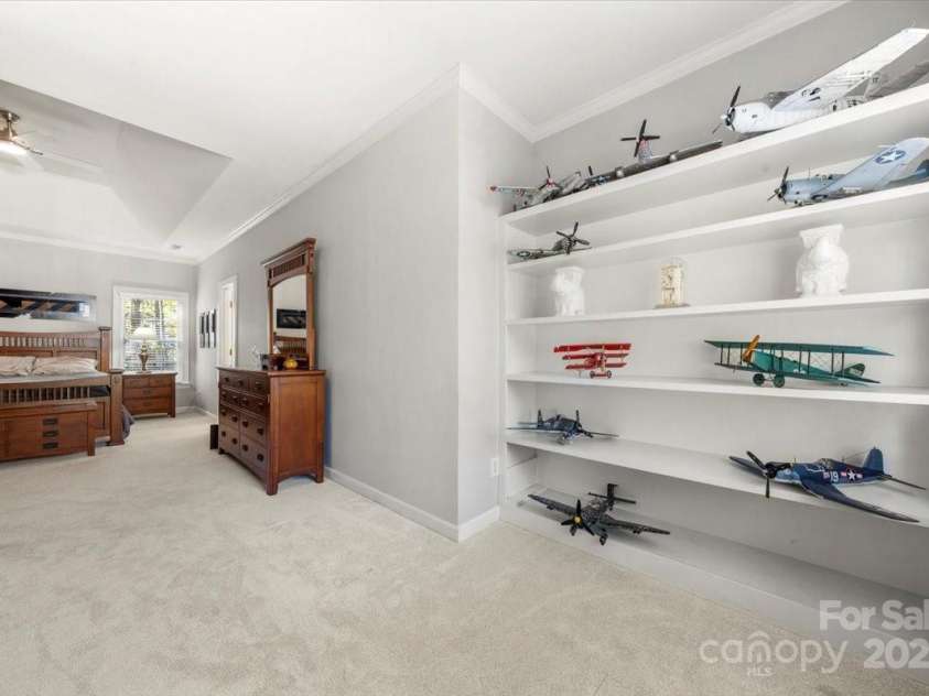 11232 Tradition View Drive, Charlotte, NC 28269.  MLS# CAR4310240, YatesRealty ID 16951. Primary w/extended sitting area