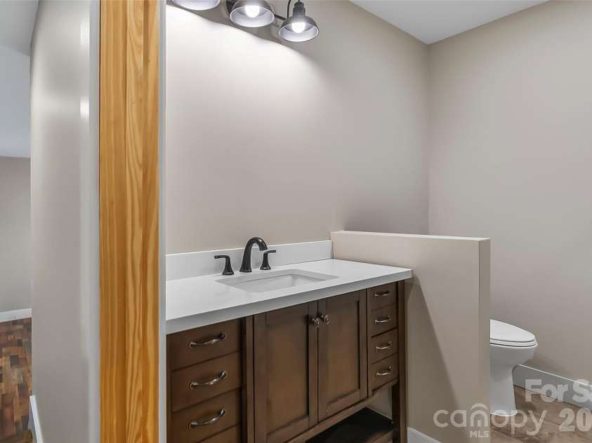 522 Brandon Road, Black Mountain, NC 28711.  MLS# CAR4353492, YatesRealty ID 16958. Bathroom