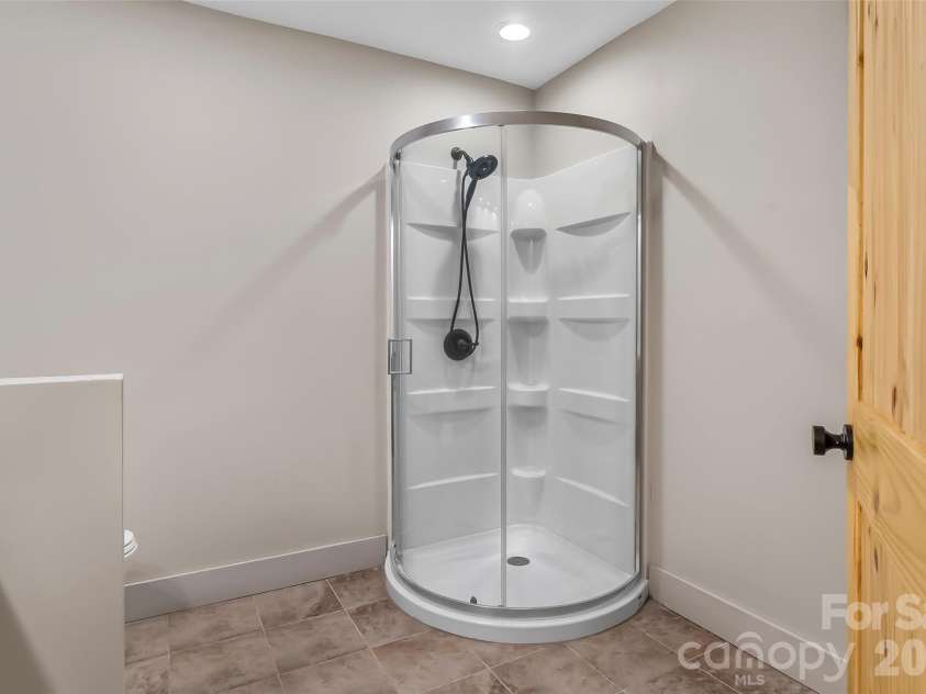 522 Brandon Road, Black Mountain, NC 28711.  MLS# CAR4353492, YatesRealty ID 16958. Bathroom