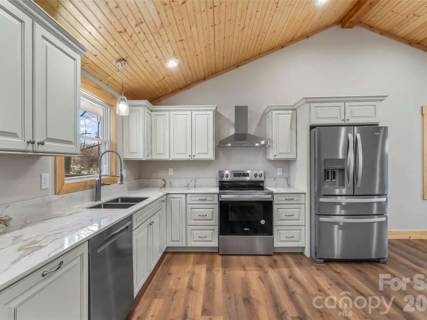 522 Brandon Road, Black Mountain, NC 28711.  MLS# CAR4353492, YatesRealty ID 16958. Gorgeous Dekton Countertops