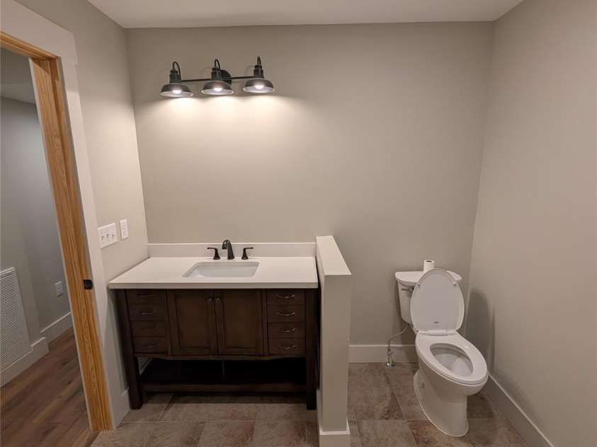 522 Brandon Road, Black Mountain, NC 28711.  MLS# CAR4404394, YatesRealty ID 16958. Bathroom
