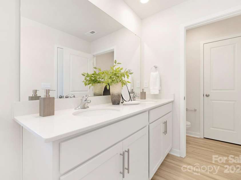 822 Naughton Street, Chester, SC 29706.  MLS# CAR4256739, YatesRealty ID 16958. Owners Bath