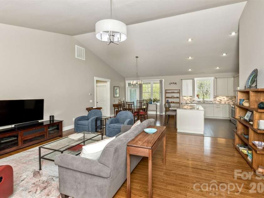 35 Pinebrook Club Drive, Asheville, NC 28804.  MLS# CAR4368256, YatesRealty ID 16959. 