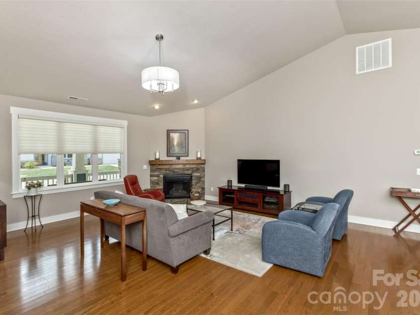 35 Pinebrook Club Drive, Asheville, NC 28804.  MLS# CAR4368256, YatesRealty ID 16959. 