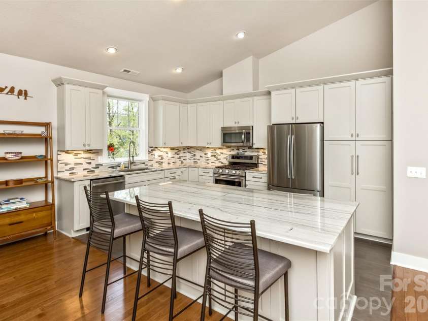 35 Pinebrook Club Drive, Asheville, NC 28804.  MLS# CAR4368256, YatesRealty ID 16959. 
