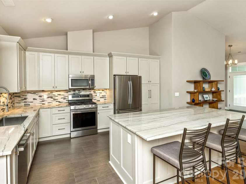 35 Pinebrook Club Drive, Asheville, NC 28804.  MLS# CAR4368256, YatesRealty ID 16959. 