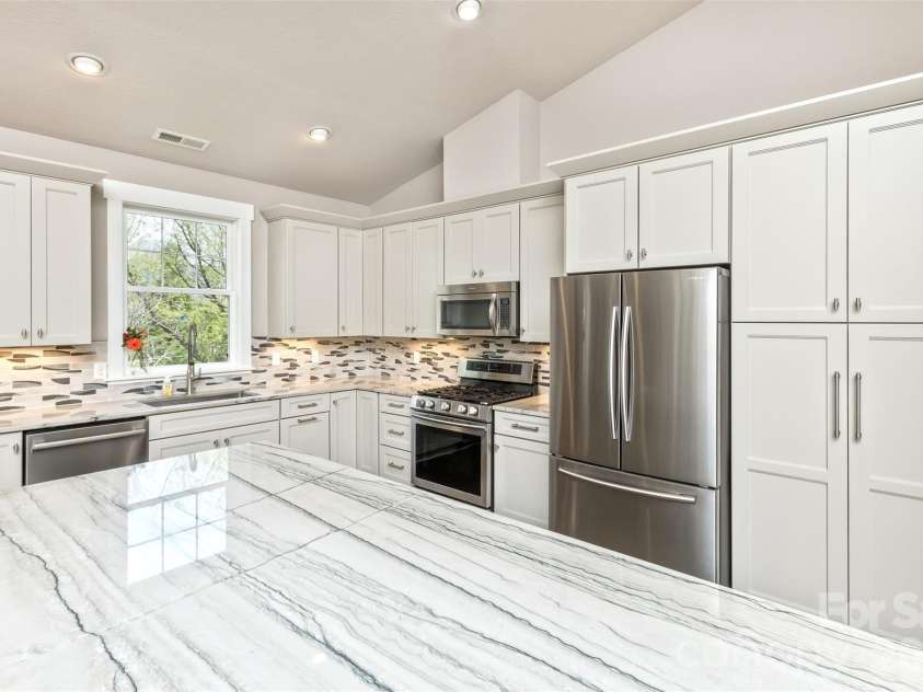 35 Pinebrook Club Drive, Asheville, NC 28804.  MLS# CAR4368256, YatesRealty ID 16959. 