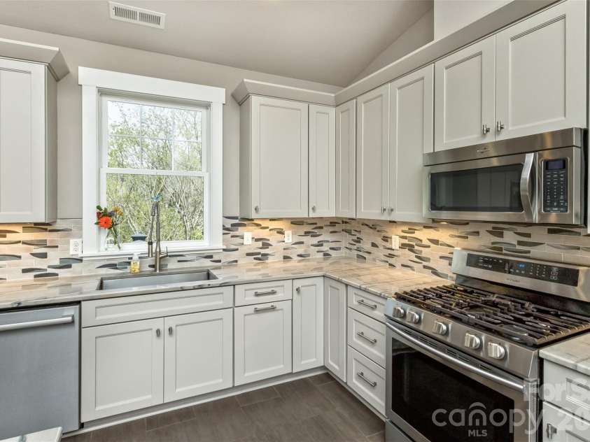 35 Pinebrook Club Drive, Asheville, NC 28804.  MLS# CAR4368256, YatesRealty ID 16959. 