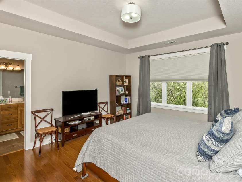 35 Pinebrook Club Drive, Asheville, NC 28804.  MLS# CAR4368256, YatesRealty ID 16959. 