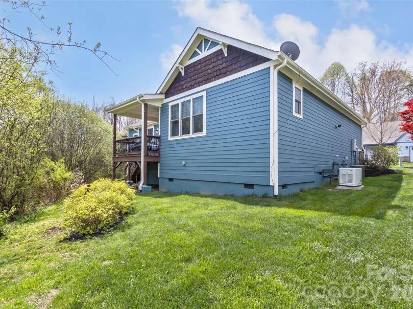 35 Pinebrook Club Drive, Asheville, NC 28804.  MLS# CAR4368256, YatesRealty ID 16959. 