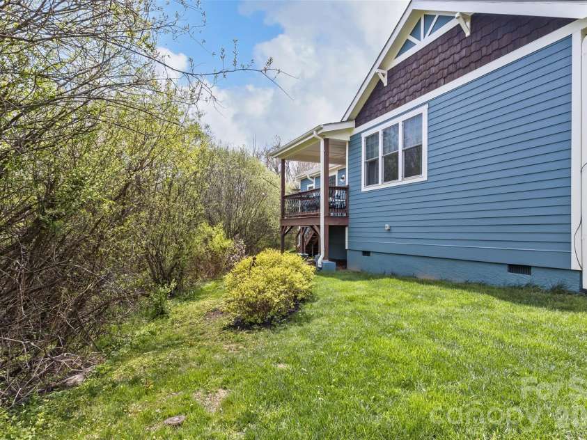 35 Pinebrook Club Drive, Asheville, NC 28804.  MLS# CAR4368256, YatesRealty ID 16959. 