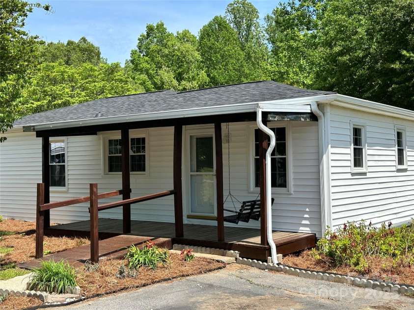 515 37th Street, Hickory, NC 28602.  MLS# CAR4207714, YatesRealty ID 16961. 