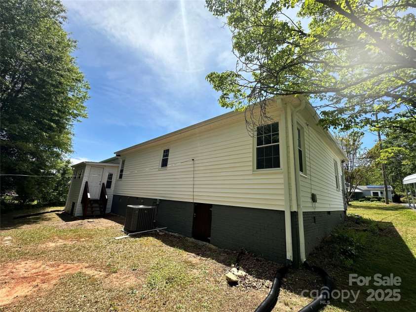 515 37th Street, Hickory, NC 28602.  MLS# CAR4207714, YatesRealty ID 16961. 