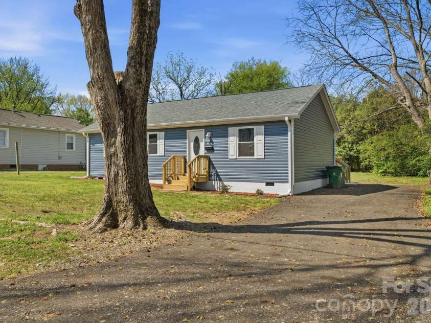 624 Northway Drive, Charlotte, NC 28208.  MLS# CAR4347333, YatesRealty ID 16961. 