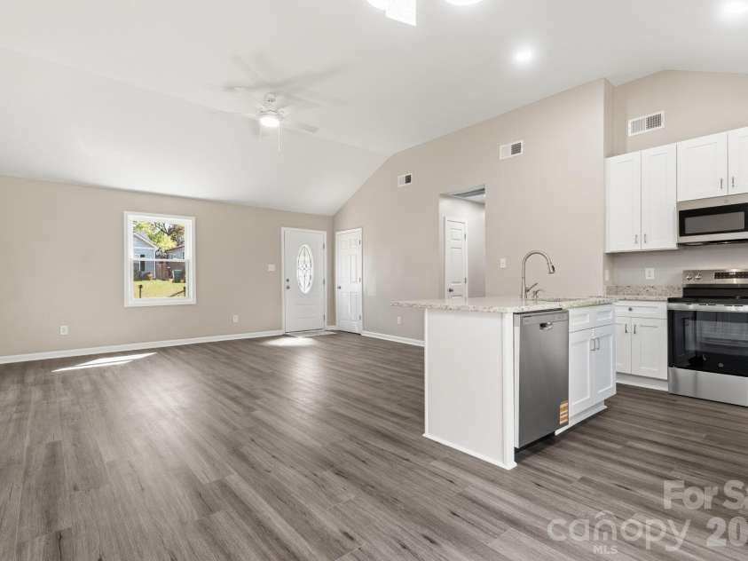 624 Northway Drive, Charlotte, NC 28208.  MLS# CAR4347333, YatesRealty ID 16961. 
