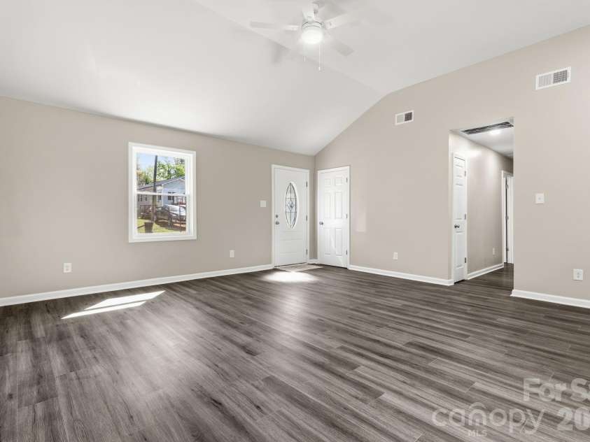 624 Northway Drive, Charlotte, NC 28208.  MLS# CAR4347333, YatesRealty ID 16961. 