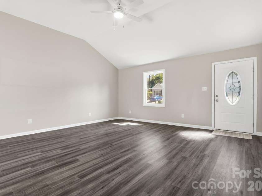 624 Northway Drive, Charlotte, NC 28208.  MLS# CAR4347333, YatesRealty ID 16961. 