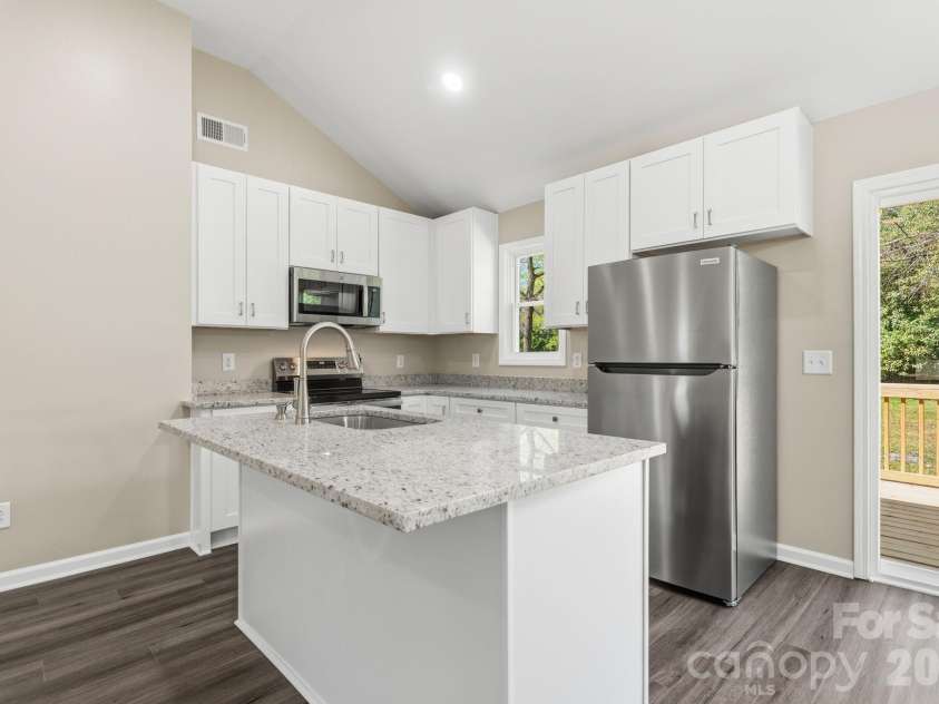 624 Northway Drive, Charlotte, NC 28208.  MLS# CAR4347333, YatesRealty ID 16961. 