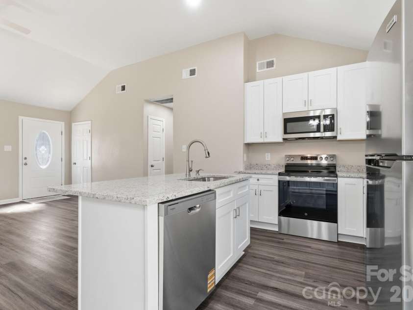 624 Northway Drive, Charlotte, NC 28208.  MLS# CAR4347333, YatesRealty ID 16961. 