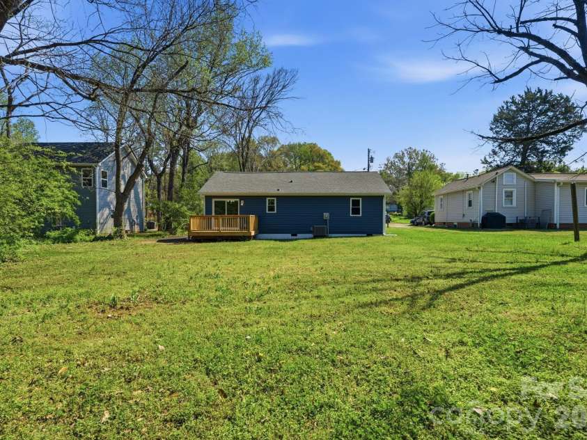 624 Northway Drive, Charlotte, NC 28208.  MLS# CAR4347333, YatesRealty ID 16961. 