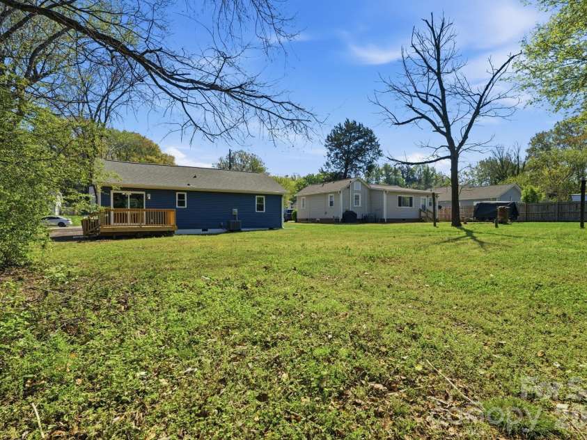 624 Northway Drive, Charlotte, NC 28208.  MLS# CAR4347333, YatesRealty ID 16961. 