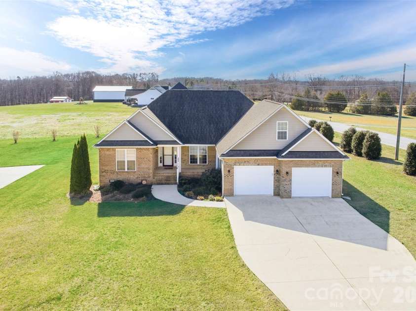 884 Clear Creek Circle, Lincolnton, NC 28092.  MLS# CAR4337596, YatesRealty ID 16963. 